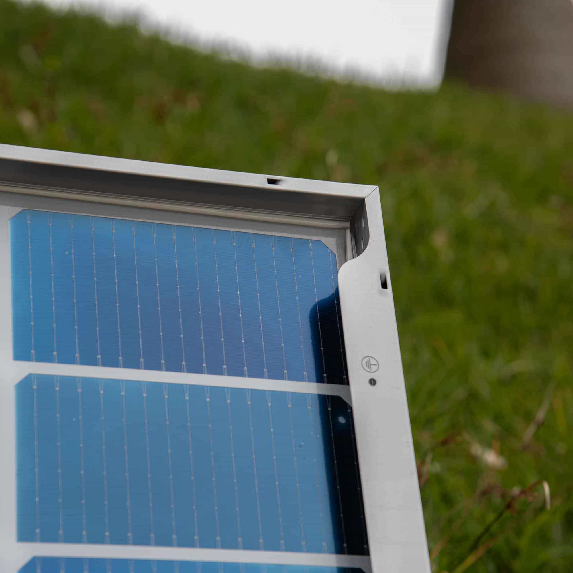 Detalhe da moldura de alumínio anodizado com ponto de aterramento do módulo Ronma SkyMax 590W