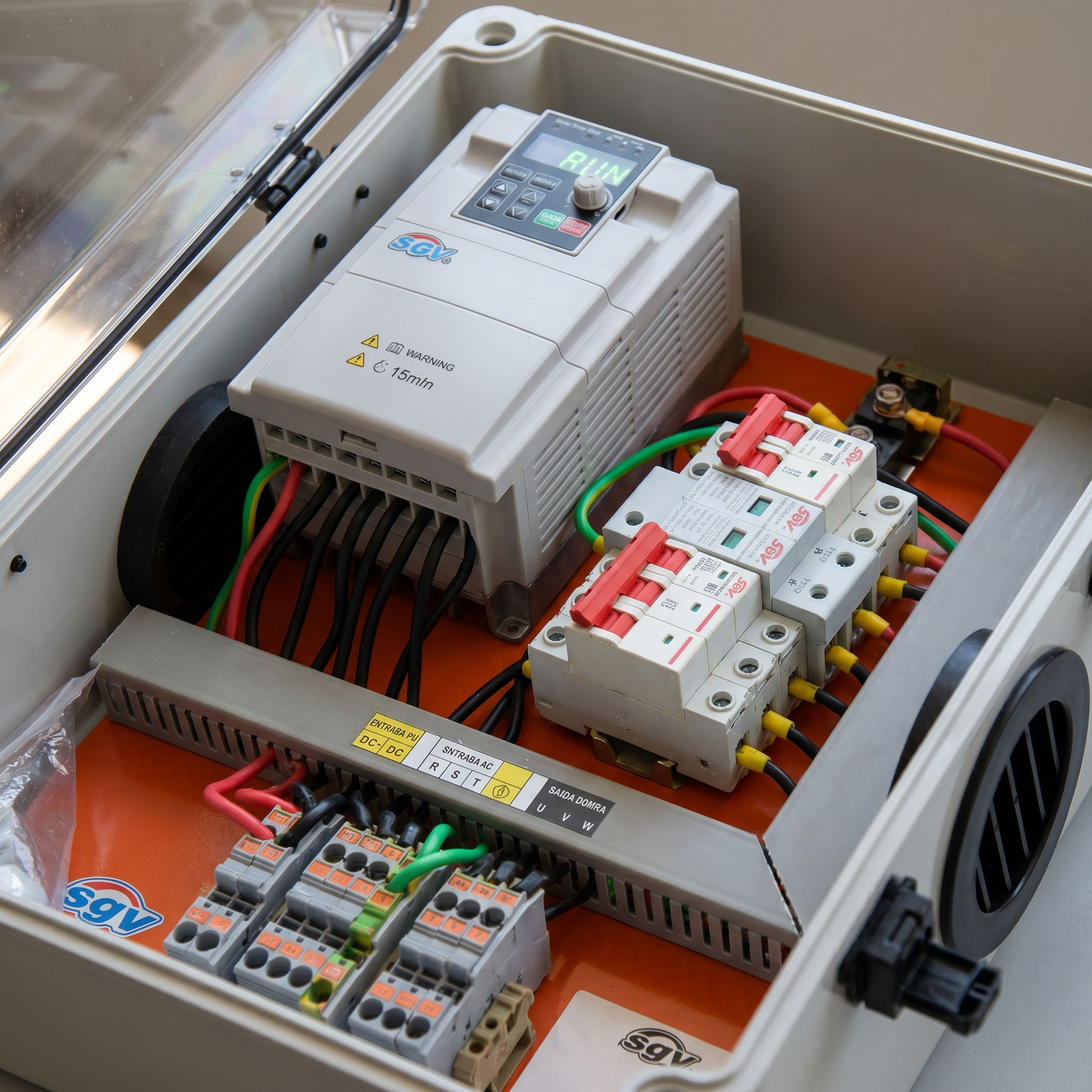 Vista interna organizada do Quadro SGV mostrando conexões Push-in industriais